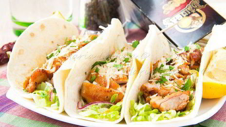 тортильи с острой курицей, овощами и сыром джюгас