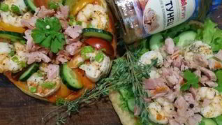 Цельнозерновая лепешка с тунцом, креветками и перечным соусом