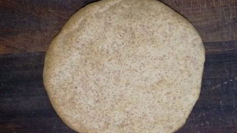 цельнозерновая лепешка с тунцом, креветками и перечным соусом