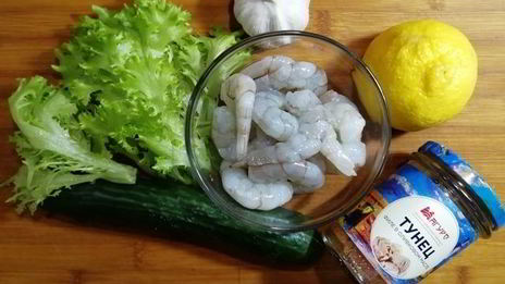 цельнозерновая лепешка с тунцом, креветками и перечным соусом