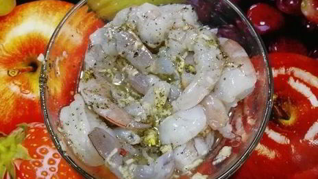 цельнозерновая лепешка с тунцом, креветками и перечным соусом