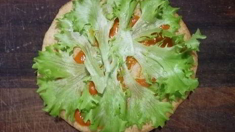 цельнозерновая лепешка с тунцом, креветками и перечным соусом