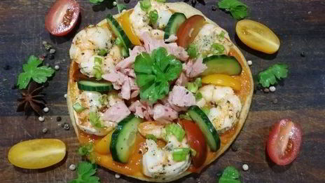 цельнозерновая лепешка с тунцом, креветками и перечным соусом