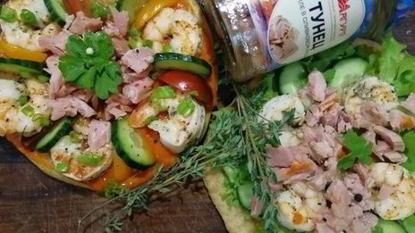 цельнозерновая лепешка с тунцом, креветками и перечным соусом