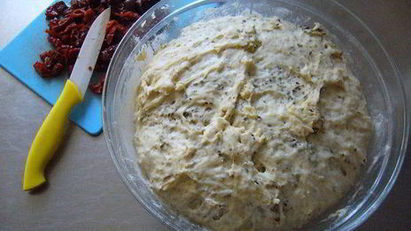 воздушная фокачча с томатами и оливками