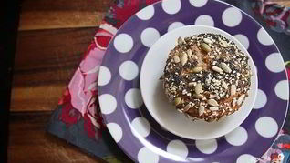 Банановые маффины с финиками и семечками