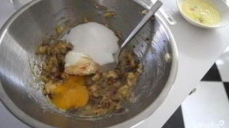 банановые маффины с финиками и семечками