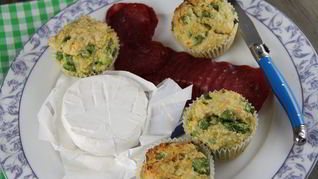 Маффины из киноа с овощами и фетой