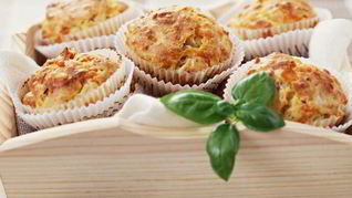 Маффины из слоеного теста с ветчиной и сыром