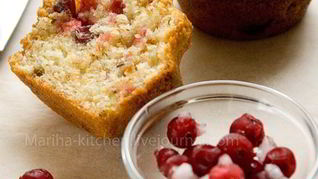 Маффины с фундуком и клюквой