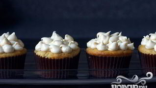 Маффины с персиками и сливочной глазурью