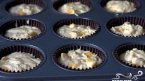 маффины с персиками и сливочной глазурью