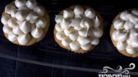 маффины с персиками и сливочной глазурью