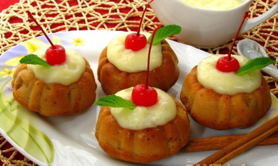 Рецепт маффинов с яблоками и корицей под ванильным соусом