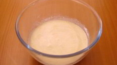 маффины с яблоками и корицей под ванильным соусом