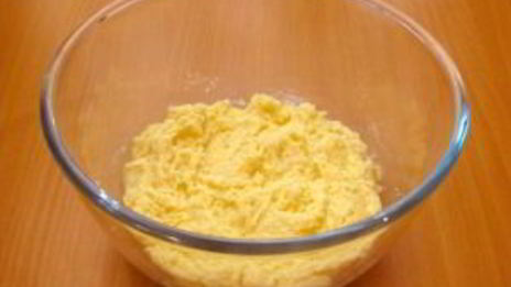 маффины с яблоками и корицей под ванильным соусом