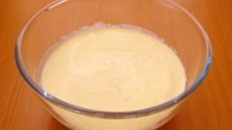 маффины с яблоками и корицей под ванильным соусом