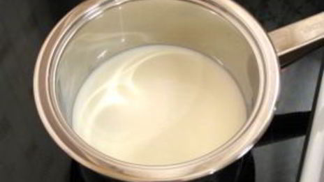 маффины с яблоками и корицей под ванильным соусом