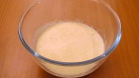 маффины с яблоками и корицей под ванильным соусом