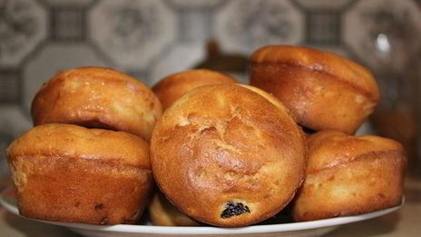 маффины с яблоком и изюмом с медово-ореховой глазурью