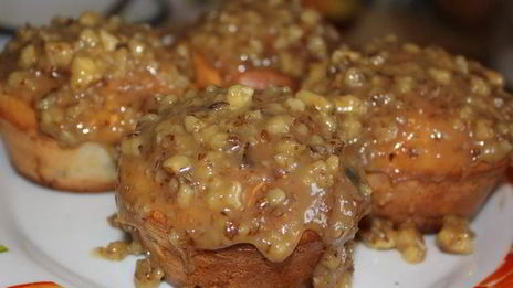 маффины с яблоком и изюмом с медово-ореховой глазурью