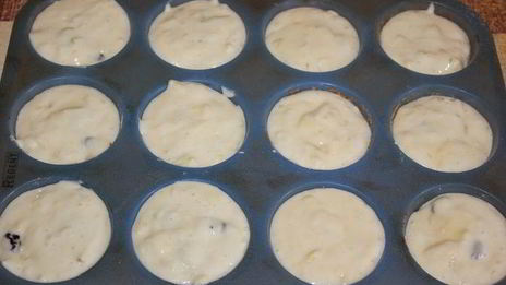 маффины с яблоком и изюмом с медово-ореховой глазурью