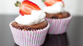 Шоколадные маффины со взбитыми сливками