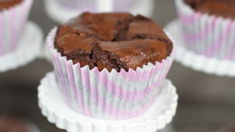 шоколадные маффины со взбитыми сливками