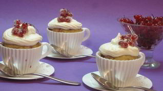 Смородиновые маффины с безе