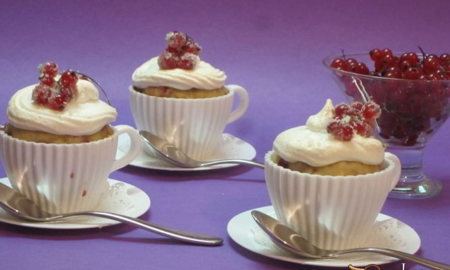 Рецепт смородиновых маффинов с безе