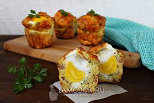 Сырные маффины с ветчиной и яйцом