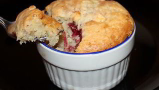 Вишнево-миндальные маффины с белым шоколадом