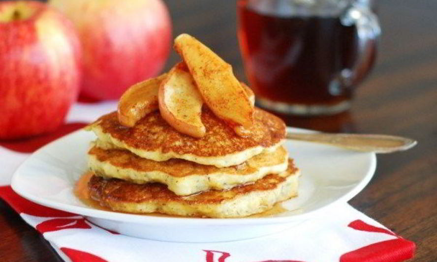 Рецепт диетических овсяных оладушек с яблоком и отрубями