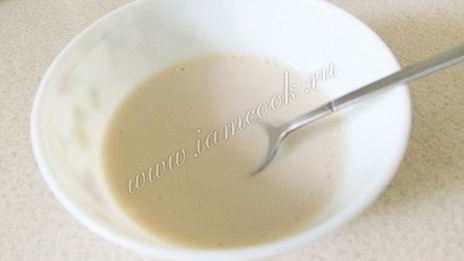 дрожжевые оладьи на кефире с вишневым соусом