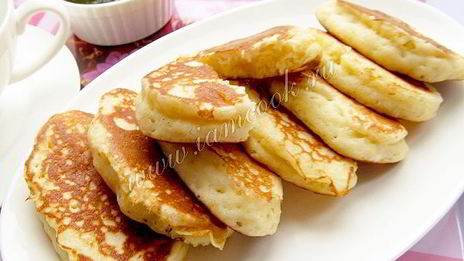 дрожжевые оладьи на кефире с вишневым соусом