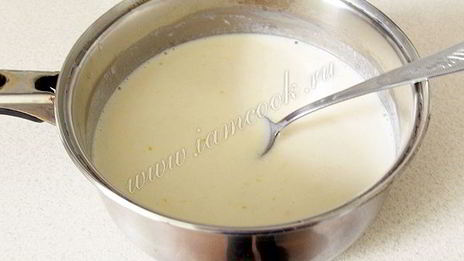 дрожжевые оладьи на кефире с вишневым соусом