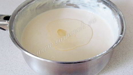 дрожжевые оладьи на кефире с вишневым соусом