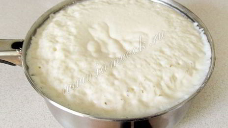 дрожжевые оладьи на кефире с вишневым соусом