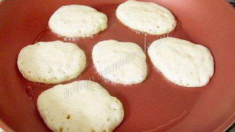 дрожжевые оладьи на кефире с вишневым соусом