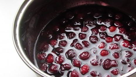 дрожжевые оладьи на кефире с вишневым соусом