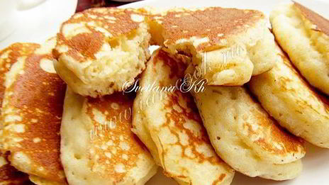 дрожжевые оладьи на кефире с вишневым соусом