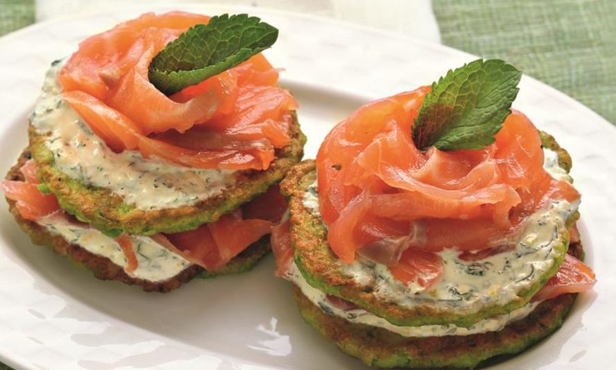 Рецепт гороховых оладий с копченым лососем