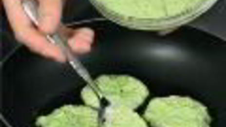 гороховые оладьи с копченым лососем