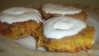 Картофельные оладьи с морковью и колбасой