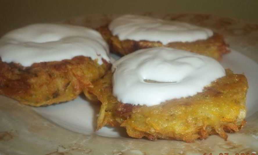 Рецепт картофельных оладий с морковью и колбасой