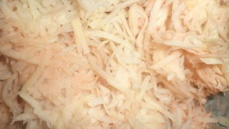 картофельные оладьи с морковью и колбасой