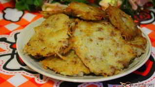 Картофельные оладьи с мясным фаршем и жареным луком