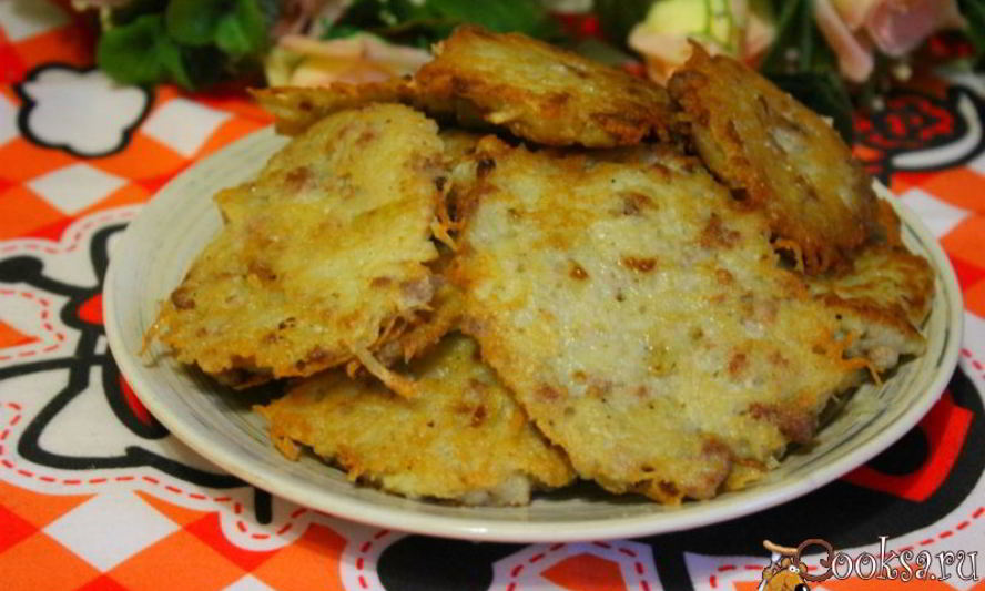 Рецепт картофельных оладий с мясным фаршем и жареным луком