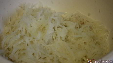 картофельные оладьи с мясным фаршем и жареным луком