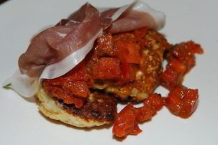 Кукурузные оладьи с помидором и ветчиной